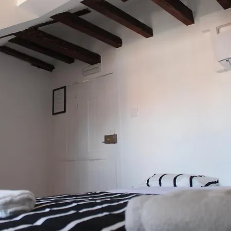 Surf In Chiado Hostel