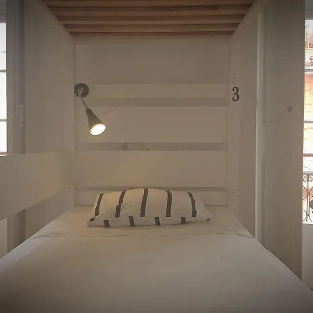 Хостел Surf In Chiado *