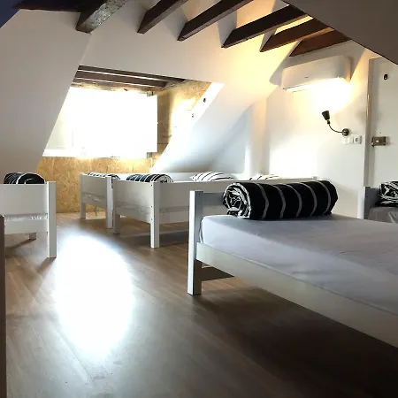 Surf In Chiado Hostel
